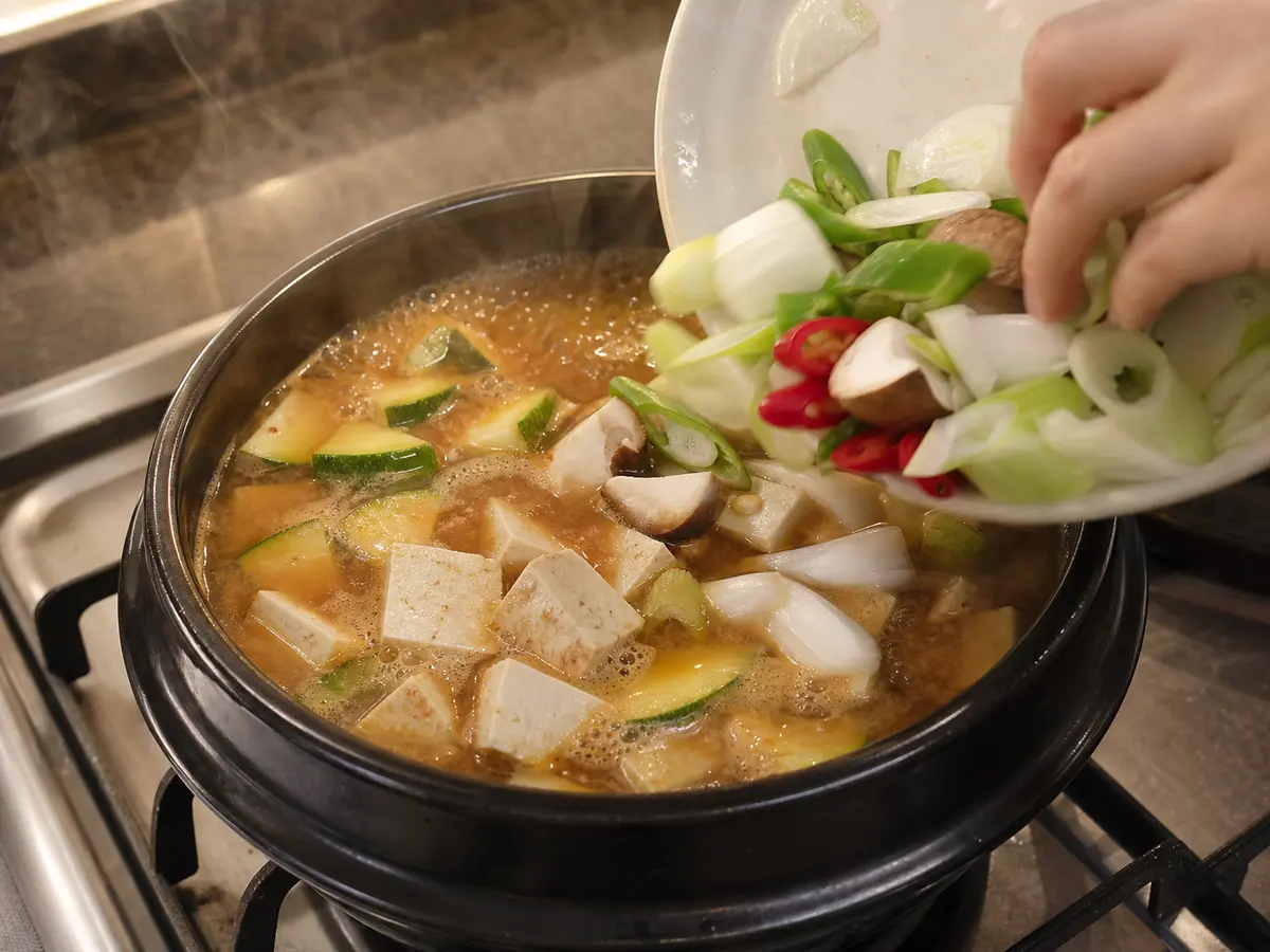 두부와 애호박, 버섯을 넣어 구수하게 끓인 한국식 된장찌개